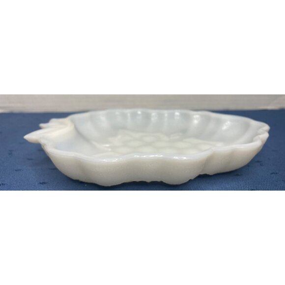 Vintage Milk Glass Leaf & Grape Pattern Dish Candy Trinkets Home Decor - Picture 3 of 3
